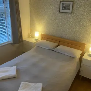 beautiful-one-bedroom-apartment-in-galway-city.galwayhotelsireland.net/